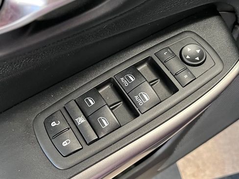 Used 2019 Jeep Cherokee Limited image 36