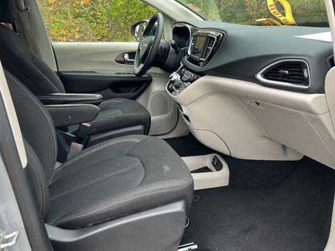 Used 2023 Chrysler Voyager LX image 13