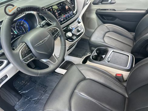 Used 2024 Chrysler Pacifica Touring-L FWD image 11
