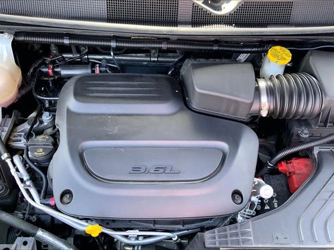 Used 2025 Chrysler Pacifica Select image 33