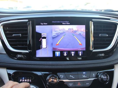 Used 2017 Chrysler Pacifica Platinum image 35