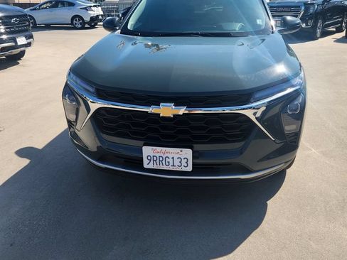 Used 2025 Chevrolet Trax LT FWD image 1