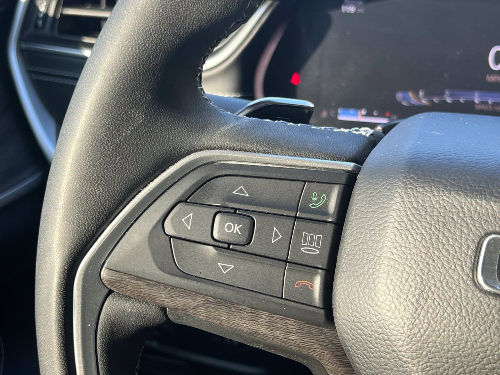 Used 2023 Jeep Grand Cherokee Limited w/ Luxury Tech Group II RWD image 42