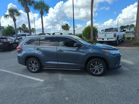 Used 2017 Toyota Highlander XLE FWD image 2
