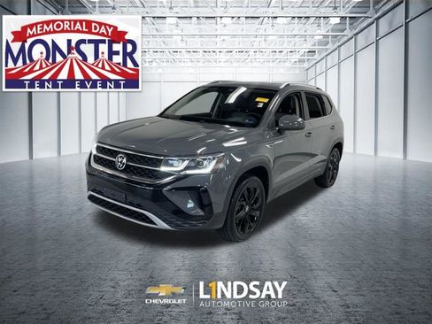 Used 2022 Volkswagen Taos SEL w/ Panoramic Sunroof Package FWD image 1