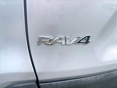Used 2019 Toyota RAV4 LE FWD image 28