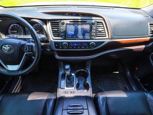 Used 2014 Toyota Highlander Limited Platinum AWD/4WD image 31