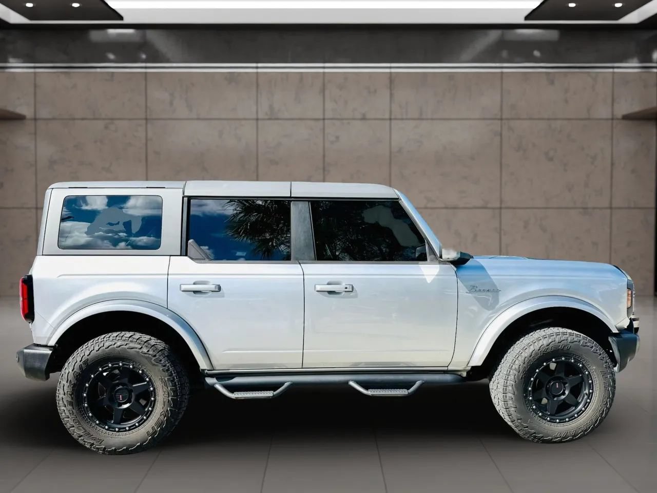 Used 2023 Ford Bronco Outer Banks AWD/4WD image 2