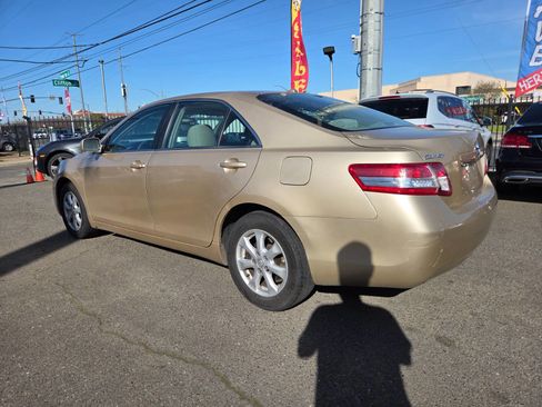 Used 2011 Toyota Camry LE w/ LE Extra-Value Pkg image 2