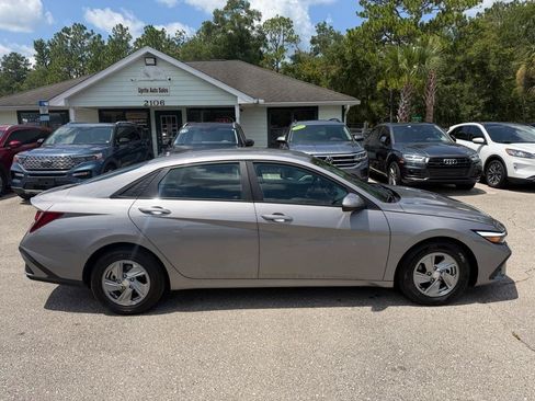 Used 2024 Hyundai Elantra SE FWD image 4