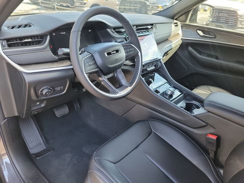 New 2025 Jeep Grand Cherokee L Limited w/ Black Appearance Package image 18