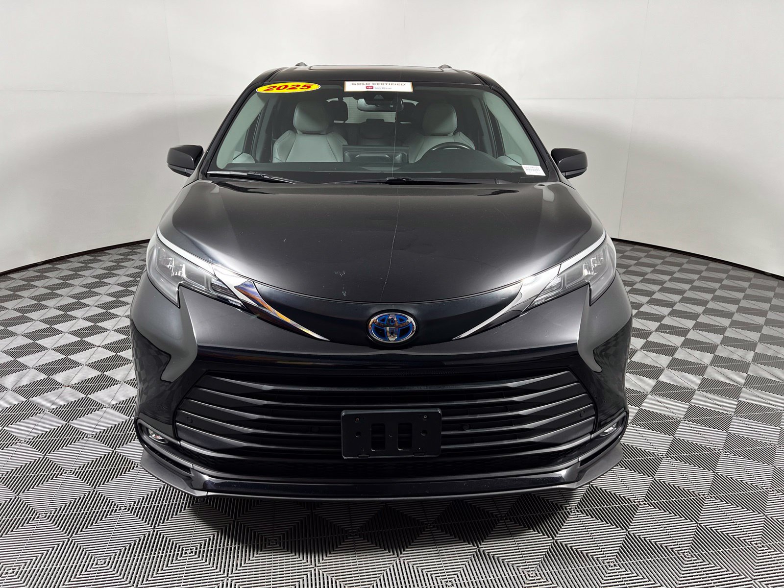 Certified 2025 Toyota Sienna XLE FWD image 2