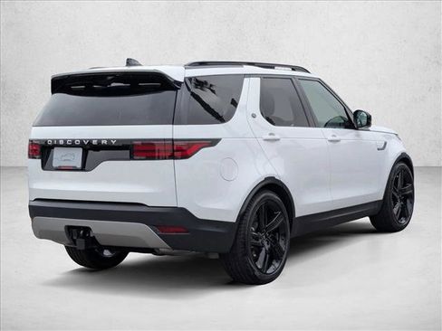 New 2025 Land Rover Discovery S image 2