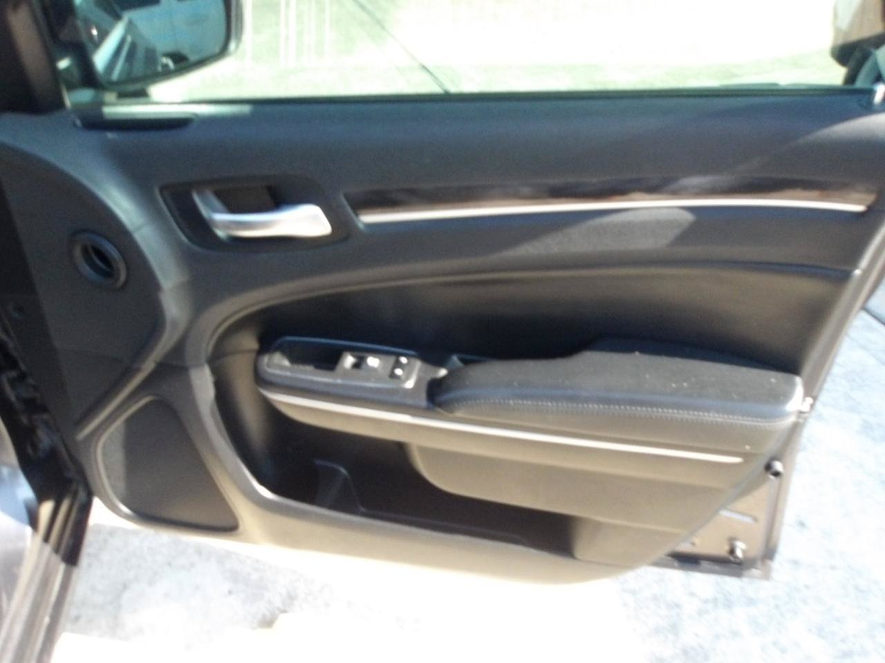 Used 2019 Chrysler 300 Touring w/ Sport Appearance Package RWD image 9