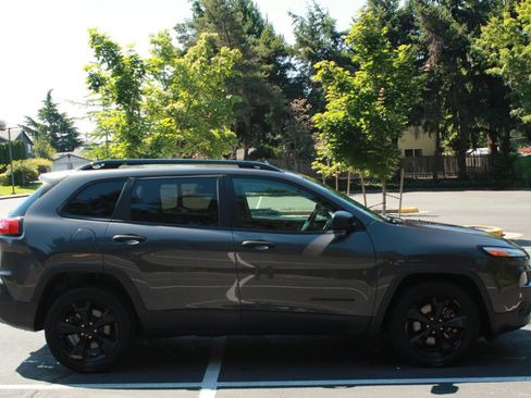 Used 2017 Jeep Cherokee Sport FWD image 8