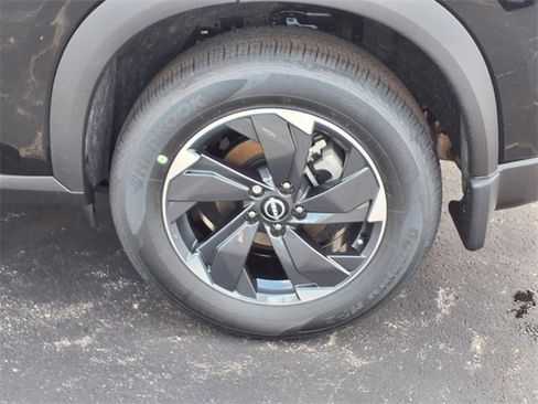 New 2025 Nissan Rogue SV image 4