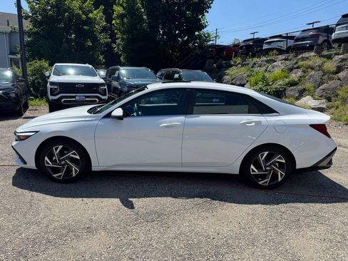 Used 2025 Hyundai Elantra Limited FWD image 2