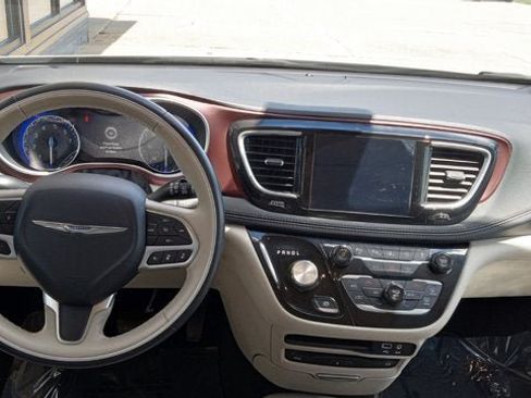 Used 2020 Chrysler Pacifica Limited w/ Tire & Wheel Group FWD image 21
