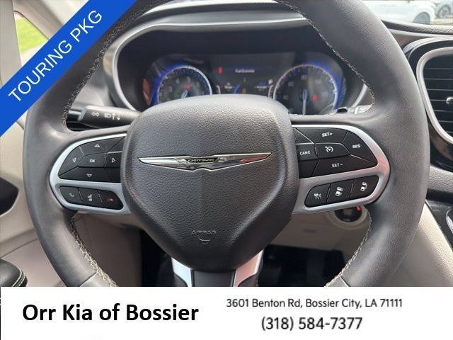 Used 2024 Chrysler Pacifica Touring-L FWD image 31