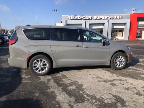 Used 2023 Chrysler Pacifica Touring-L image 14