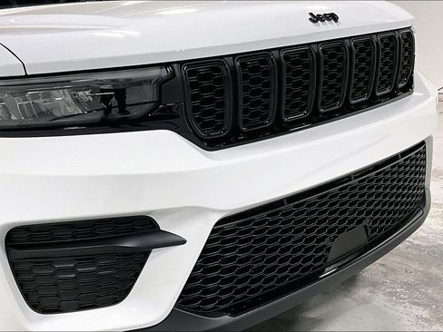 New 2025 Jeep Grand Cherokee Altitude image 38