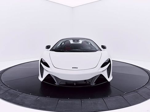 Used 2024 McLaren Artura RWD image 19