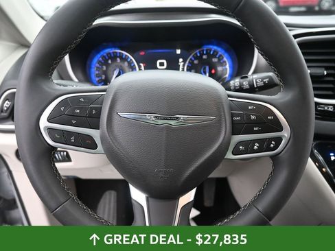 Used 2024 Chrysler Pacifica Touring-L image 38