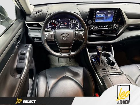 Used 2022 Toyota Highlander XLE image 23