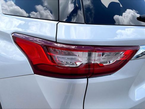 Used 2018 Chevrolet Traverse LT FWD image 24