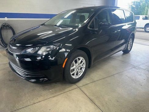 Used 2017 Chrysler Pacifica LX FWD image 3