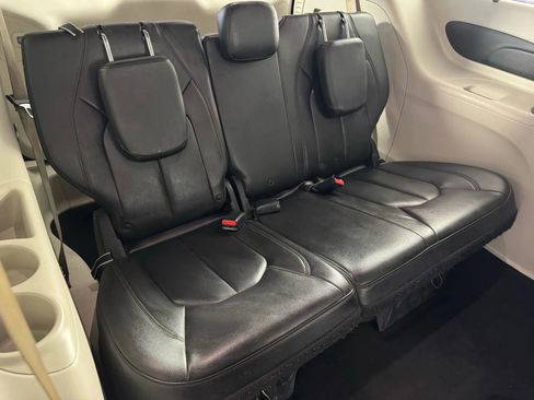 Used 2017 Chrysler Pacifica Touring-L w/ Tire & Wheel Group image 41