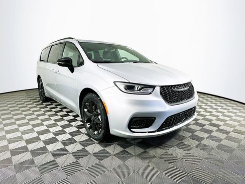 New 2026 Chrysler Pacifica Select w/ S Appearance Package FWD image 2
