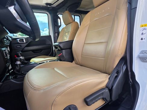 Used 2018 Jeep Wrangler Unlimited Sahara AWD/4WD image 19