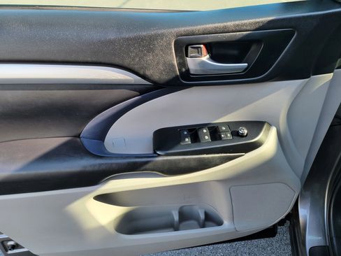 Used 2018 Toyota Highlander XLE image 9