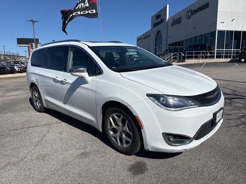 Used 2018 Chrysler Pacifica Limited image 1