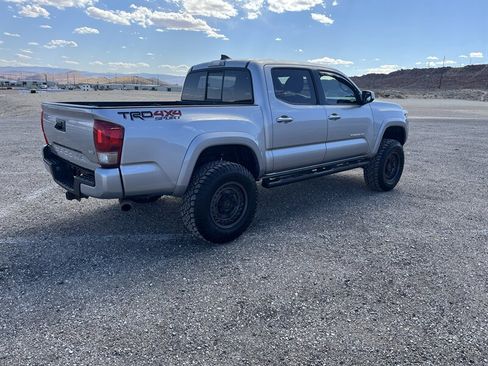 Used 2016 Toyota Tacoma TRD Sport w/ Exterior Package AWD/4WD image 3