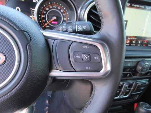 Used 2022 Jeep Wrangler Unlimited Sahara AWD/4WD image 19
