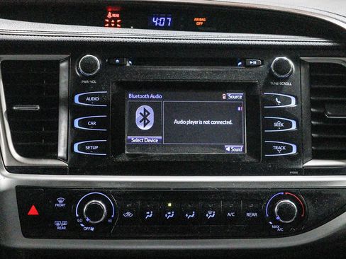 Used 2018 Toyota Highlander LE w/ Carpet Mat Package (TMS) FWD image 14