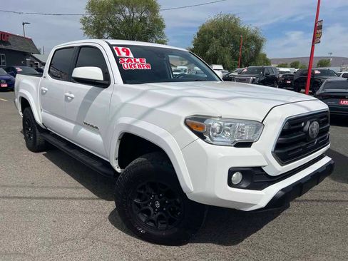 Used 2019 Toyota Tacoma SR5 AWD/4WD image 4