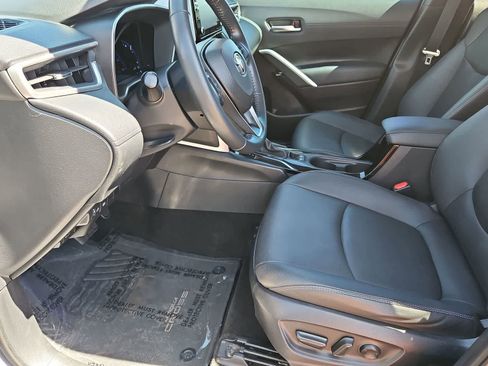 Used 2022 Toyota Corolla Cross XLE w/ Convenience Package FWD image 20