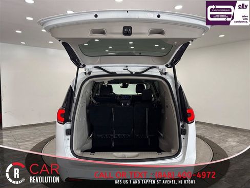 Used 2024 Chrysler Pacifica Limited FWD image 71
