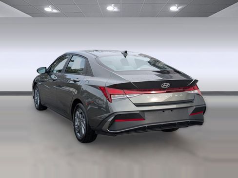 Used 2024 Hyundai Elantra SEL image 3