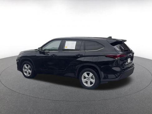 Used 2025 Toyota Highlander LE image 10