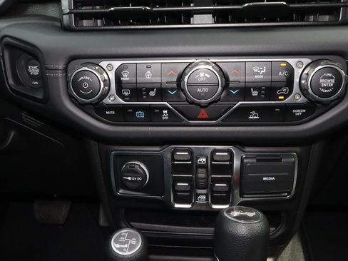 Used 2025 Jeep Wrangler Unlimited Sahara AWD/4WD image 10