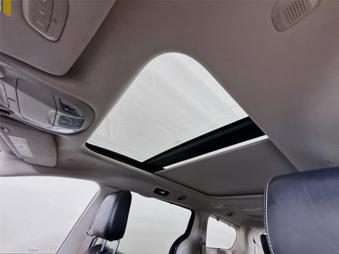 Used 2023 Chrysler Pacifica Limited FWD image 18