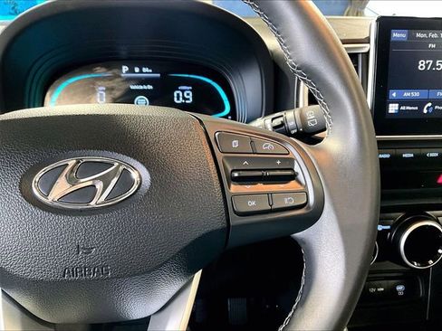 Used 2025 Hyundai Venue SEL image 25