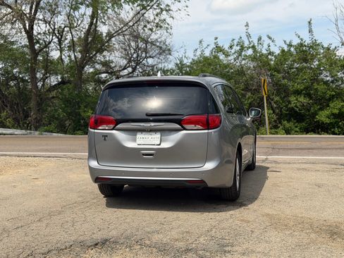 Used 2017 Chrysler Pacifica Touring-L image 16