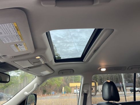 Used 2024 Nissan Armada SL w/ Captain's Chairs Package image 20