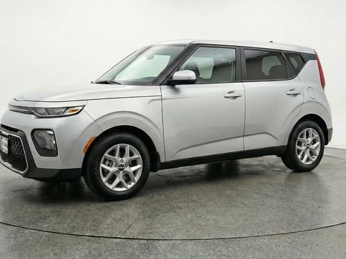 Used 2025 Kia Soul LX w/ LX Technology Package FWD image 3
