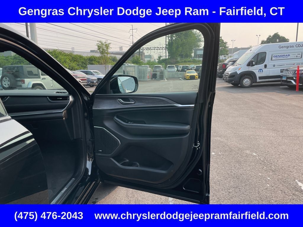 Certified 2023 Jeep Grand Cherokee Overland AWD/4WD image 18